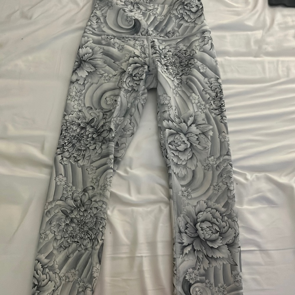 Lululemon leggings with beautiful flower pattern